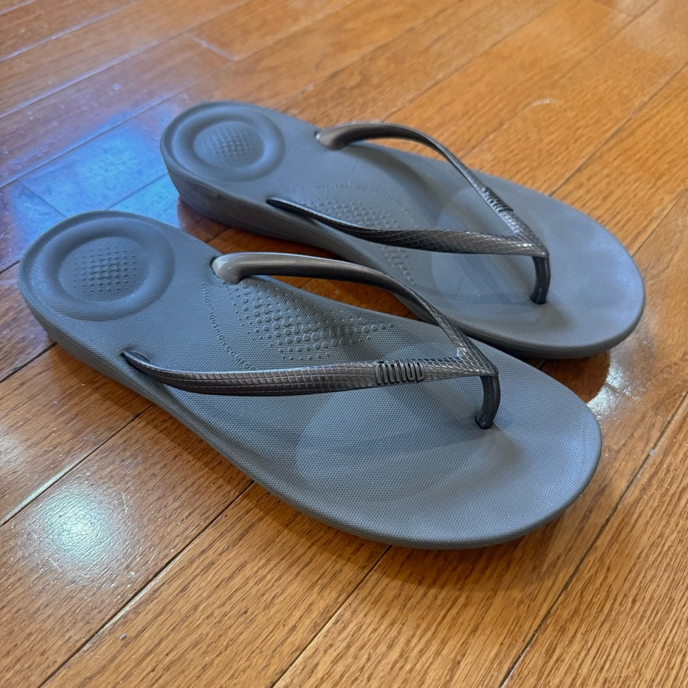 FitFlop Gray Black Thong Sandals
